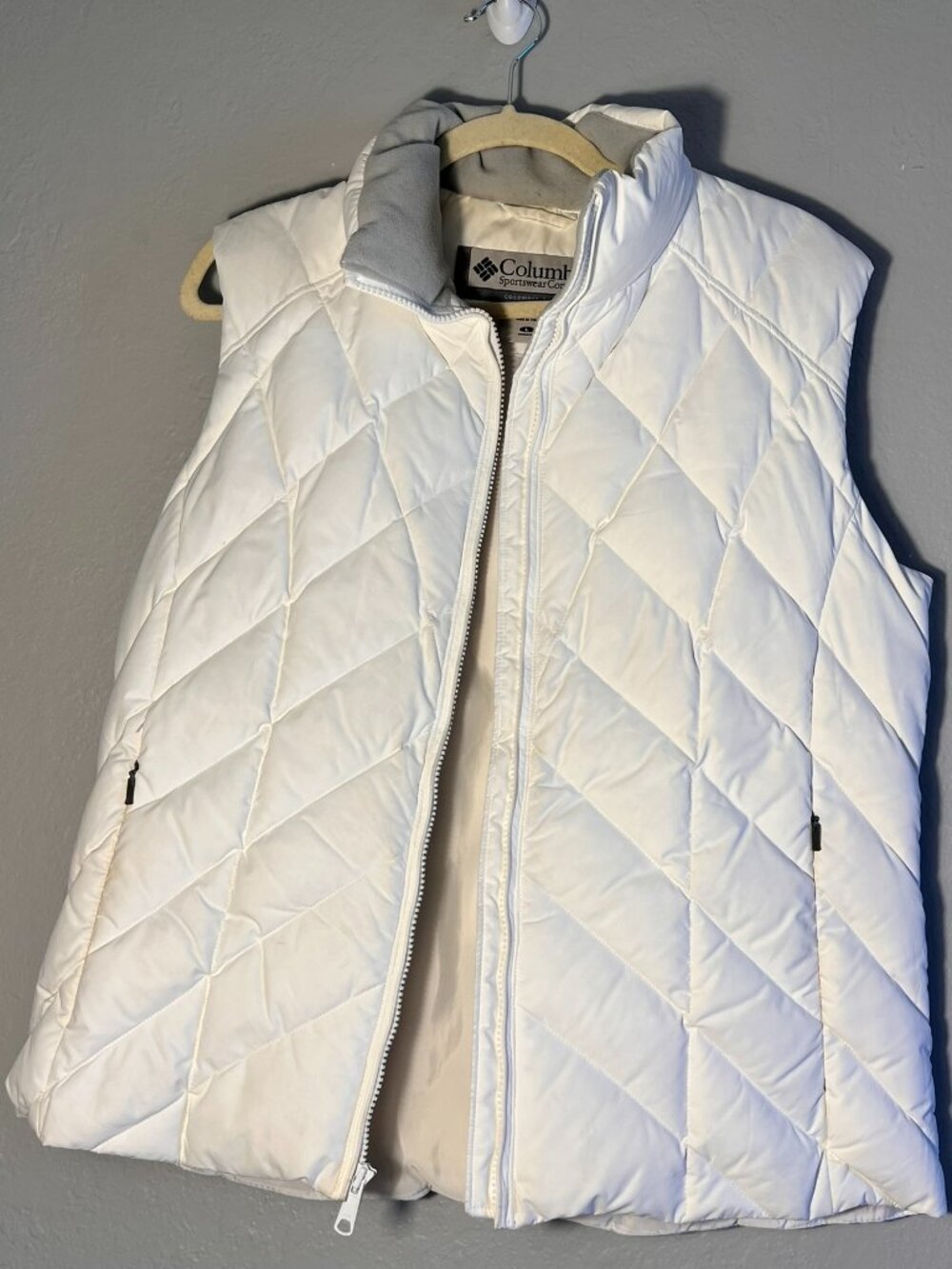 Size Large - Like New - Columbia Women’s White Quilted Puffer Vest
